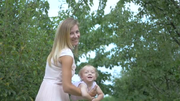 Mam Rolt Handen Lucht Haar Dochter Een Vrouw Die Met — Stockvideo