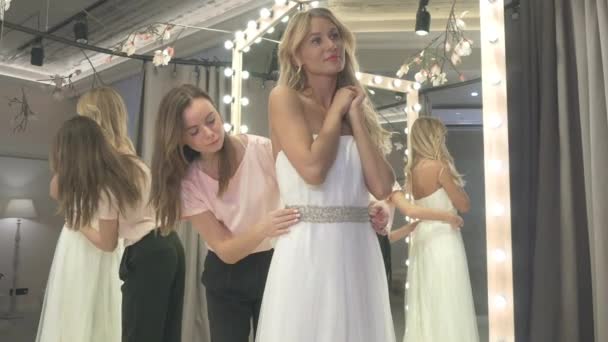 Bruid Kijkt Naar Spiegel Assistente Helpt Het Meisje Corrigeert Riem — Stockvideo