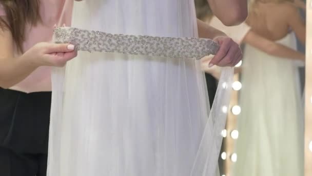 Gros Plan Caméra Concentre Sur Robe Mariée Blanche Demoiselle Honneur — Video