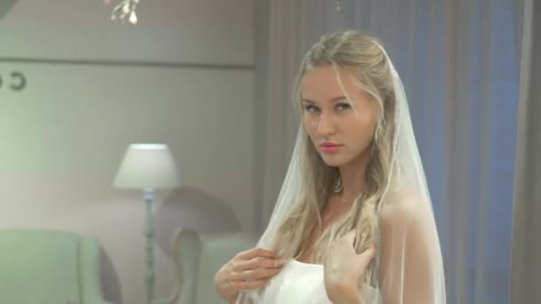 Fotocamera Concentra Sulla Bella Sposa Velo Nuziale Abito Sposa Ragazza — Video Stock