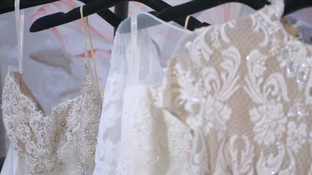 Крупним Планом Камера Фокусується Весільних Сукнях Вішалках Фоні Фокус Змінюється — стокове відео