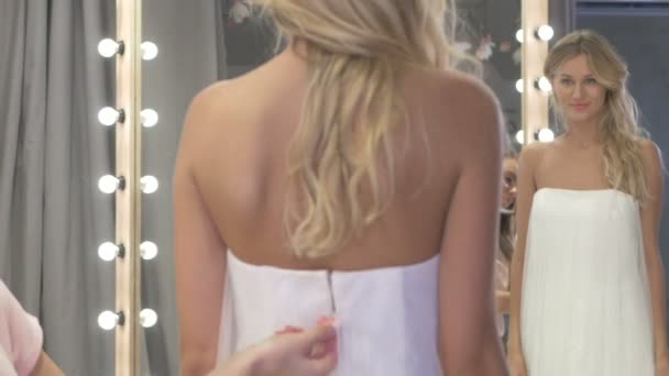 Close Noiva Encaixando Vestido Branco Frente Espelho Dama Honra Ajudar — Vídeo de Stock