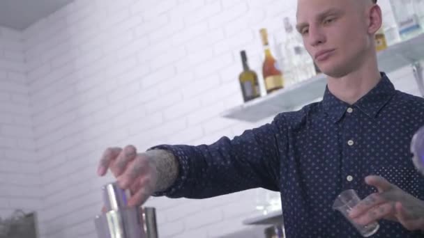 Mladý Barman Nalije Bílou Tekutinu Kovovém Třepačce Tyčinku Mladý Muž — Stock video