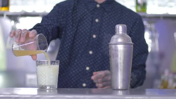 Een Close Staat Een Metalen Shaker Glas Met Witte Cocktail — Stockvideo
