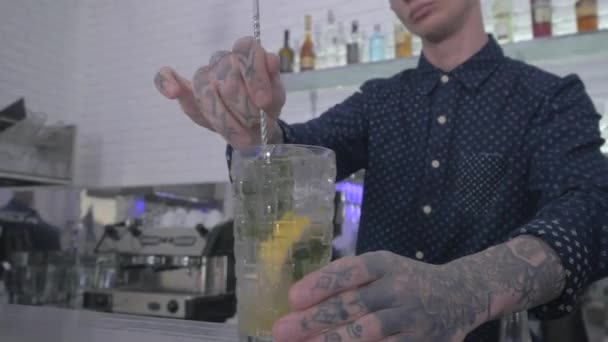 Gros Plan Barman Mis Cuillère Dans Verre Commencé Mélanger Cocktail — Video