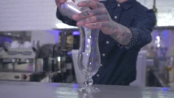 Primo Piano Bicchiere Vuoto Alto Piedi Bar Barista Mette Ghiaccio — Video Stock