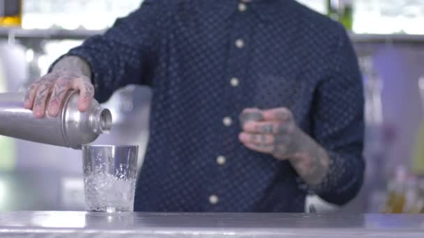 Närbild Mannen Öppnar Skakapparaten Bartenderns Högra Hand Häller Sakta Vit — Stockvideo