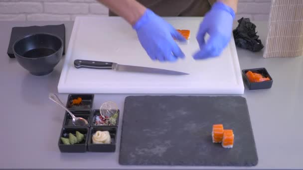 Detailní Záběr Kuchař Připravil Sushi Připravil Přípravu Pokrmu Kuchař Tvoří — Stock video