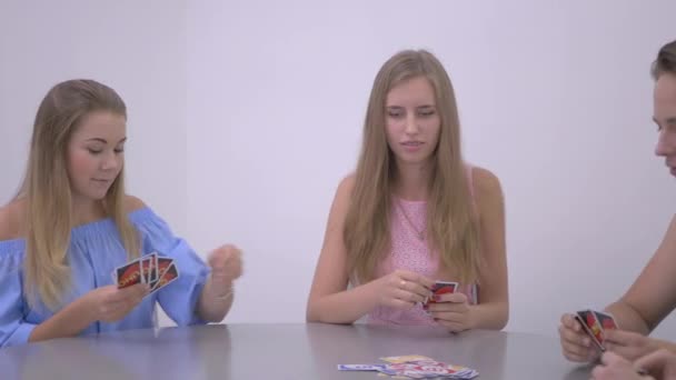 Dos Chicas Jóvenes Otras Personas Sentadas Mesa Jugando Las Cartas — Vídeo de stock