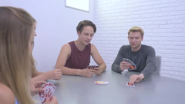 Twee Aantrekkelijke Jongens Twee Leuke Meisjes Die Aan Tafel Zitten — Stockvideo