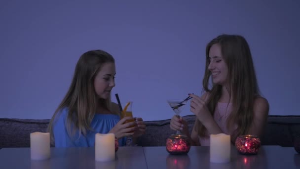 Due Belle Ragazze Sedute Bar Ricreare Amici Carini Che Tengono — Video Stock