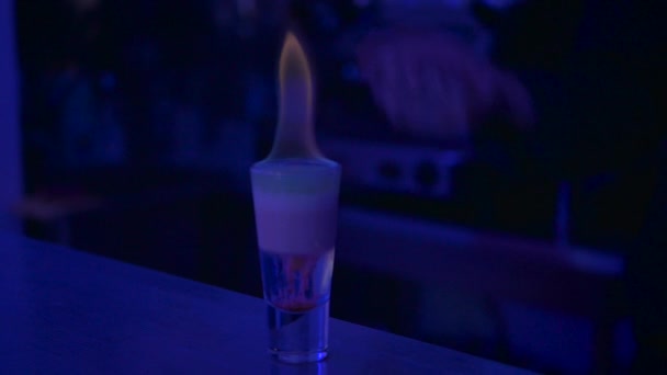 Close Shot Two Level Alcoholic Liquid Standing Bar Burning Bartender — ストック動画