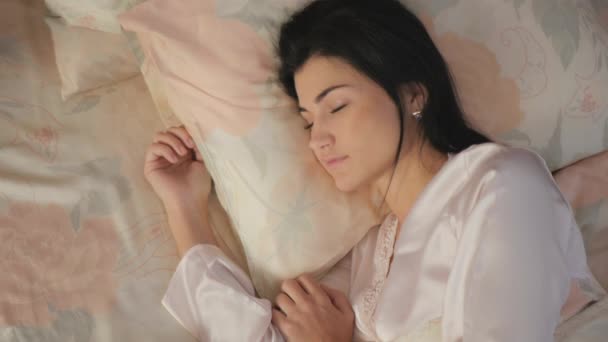 Câmera Concentra Jovem Mulher Bonita Que Está Deitada Travesseiro Branco — Vídeo de Stock