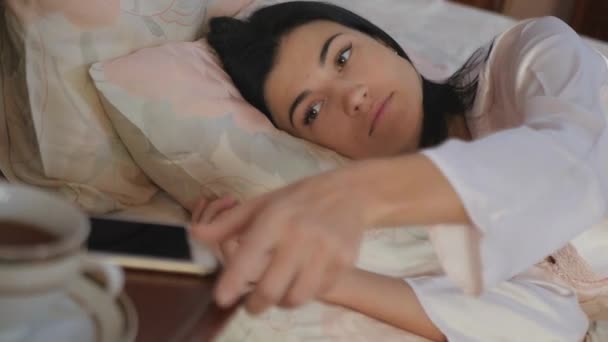 Крупним Планом Камера Фокусується Молодій Красивій Жінці Яка Розслабляється Ліжку — стокове відео