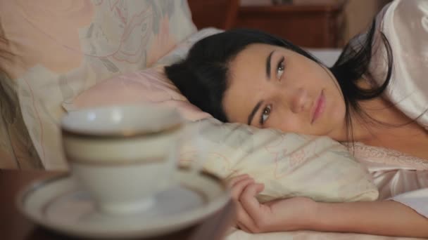 Крупним Планом Досить Молода Брюнетка Лежить Ліжку Озирається Навколо Жінка — стокове відео