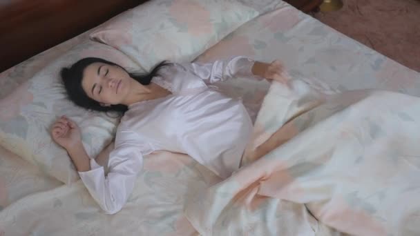 Gyönyörű Alszik Ágyban Hálószobában Fiatal Barna Felébred Leteszi Takarót Nyújtózik — Stock videók
