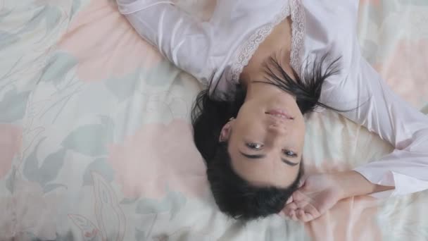 Стрілянина Зверху Камера Фокусується Красивій Молодій Жінці Лежить Ліжку Догори — стокове відео