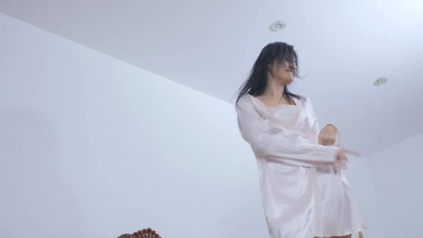 Щаслива Весела Жінка Білому Халаті Залишається Ліжку Рухається Правою Рукою — стокове відео