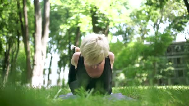 Video Kvinna Gör Yoga Sträcker Sig Grönt Gräs — Stockvideo