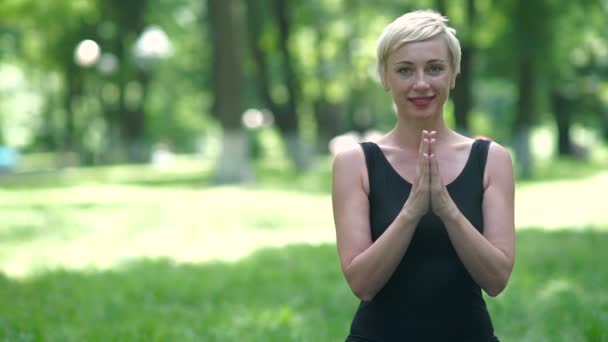 Відео Жінки Яка Займається Медитацією Йоги Зеленій Траві Парку — стокове відео
