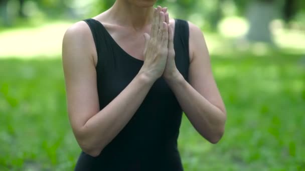 Video Van Vrouw Doet Yoga Meditatie Groen Gras Park — Stockvideo