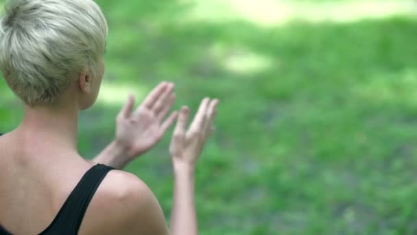 Video Van Vrouw Doet Yoga Meditatie Groen Gras Park — Stockvideo