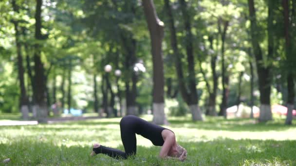 Vídeo Mulher Loira Caucasiana Fazendo Yoga Grama Verde Parque — Vídeo de Stock