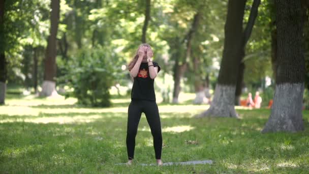 Mujer Está Haciendo Yoga Parque Verde — Vídeo de stock