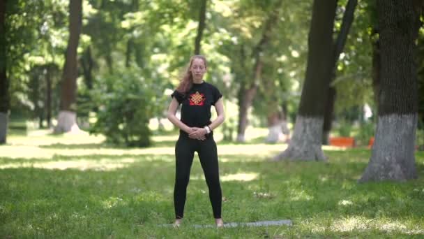 Mujer Está Haciendo Yoga Parque Verde — Vídeo de stock