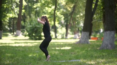 Yeşil Park 'ta yoga yapan bir kadın.