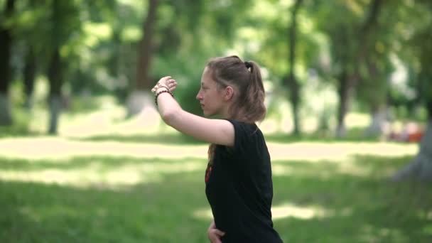 Mujer Está Haciendo Yoga Parque Verde — Vídeos de Stock