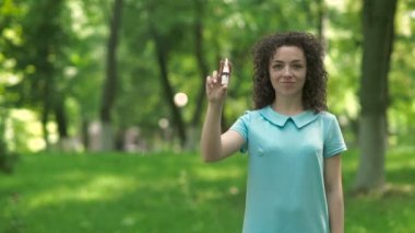 Parkta burun damlası olan kıvırcık kadın.