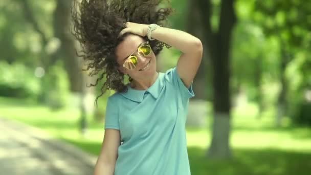 快乐的高加索女人在公园里摇着头 — 图库视频影像