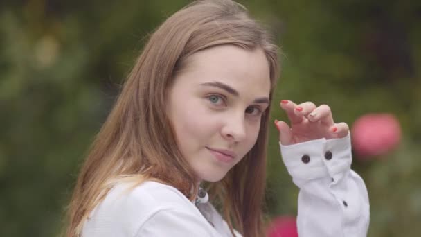 Ritratto di giovane donna piuttosto spensierata con diversi occhi colorati che guarda la fotocamera all'interno. Felice donna caucasica saluta nuovo giorno. Tempo libero, giorno libero a casa. Serie persone reali . — Video Stock