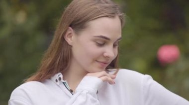 Kendine güvenen kaygısız güzel genç gülümseyen kadın portresi farklı renkli gözleri ile kamera kapalı bakarak. Mutlu beyaz kadın yeni günü selamlıyor. Boş zaman, evde izin. Gerçek insanlar serisi.