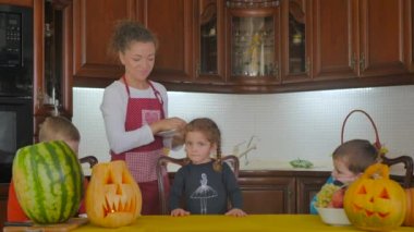Anne ve çocukların Cadılar Bayramı partisindeki videoları.
