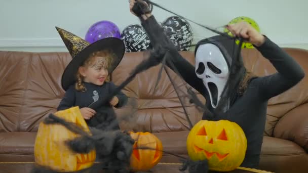 Fiesta Halloween Vídeo Mujer Con Niña Trajes Casa Preparando — Vídeos de Stock