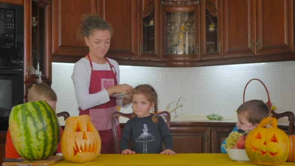 万圣节派对上妈妈和孩子们在厨房里的视频 — 图库视频影像