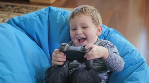 Glimlachende Jongen Met Een Joystick Handen Een Spelletje Spelen Box — Stockvideo