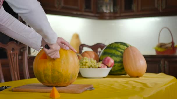 Video Woman Preparing Pumpkin Halloween Party Kitchen Table Girl Carves — Stock Video