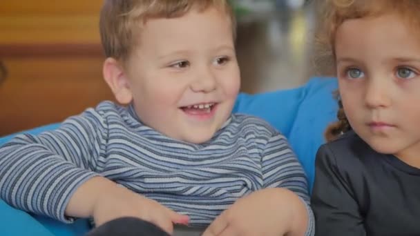 Video Niño Niña Sentados Casa Sosteniendo Joysticks Las Manos Jugando — Vídeo de stock