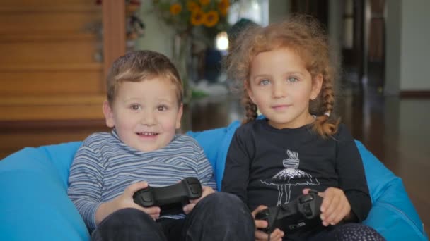 Video Niño Niña Sentados Casa Sosteniendo Joysticks Las Manos Jugando — Vídeo de stock