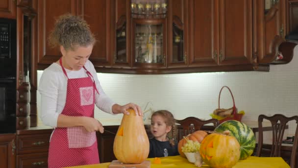 Video Donna Che Prepara Zucca Sulla Festa Halloween Sul Tavolo — Video Stock