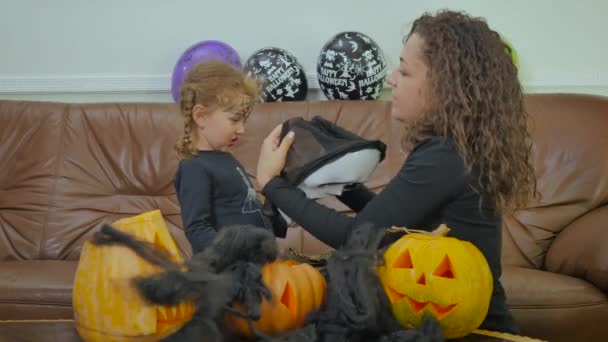 Halloween Party Video Ženy Holčičkou Kostýmech Doma Připravuje — Stock video