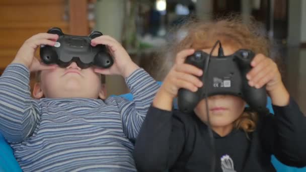 Video Niño Niña Sentados Casa Sosteniendo Joysticks Las Manos Jugando — Vídeo de stock