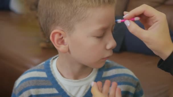 Vídeo Menino Com Olhos Fechados Esperando Mulher Desenho Maquiagem Festa — Vídeo de Stock