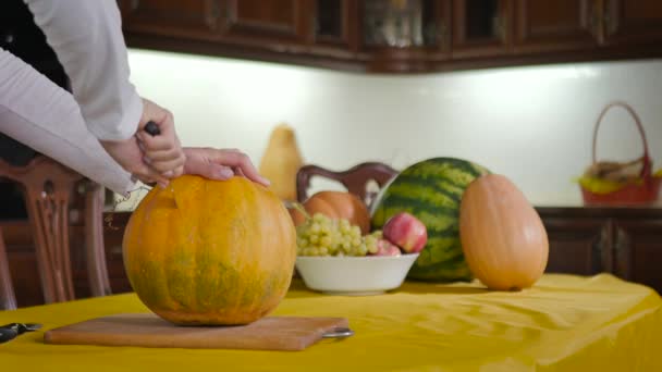 Vídeo Mulher Preparando Abóbora Festa Halloween Mesa Cozinha Menina Esculpe — Vídeo de Stock