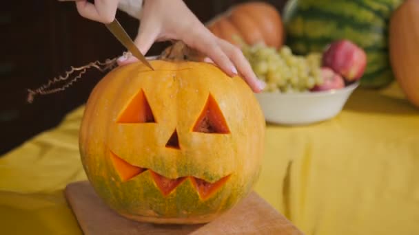 Vídeo Mulher Preparando Abóbora Festa Halloween Mesa Cozinha Menina Esculpe — Vídeo de Stock