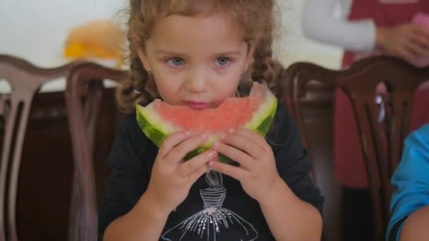 Petite Fille Bouclée Est Assise Sur Table Cuisine Douce Fille — Video