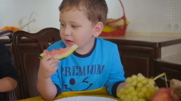 Kleine Schattige Jongen Blauw Shirt Zitten Tafel Keuken Jongen Houdt — Stockvideo